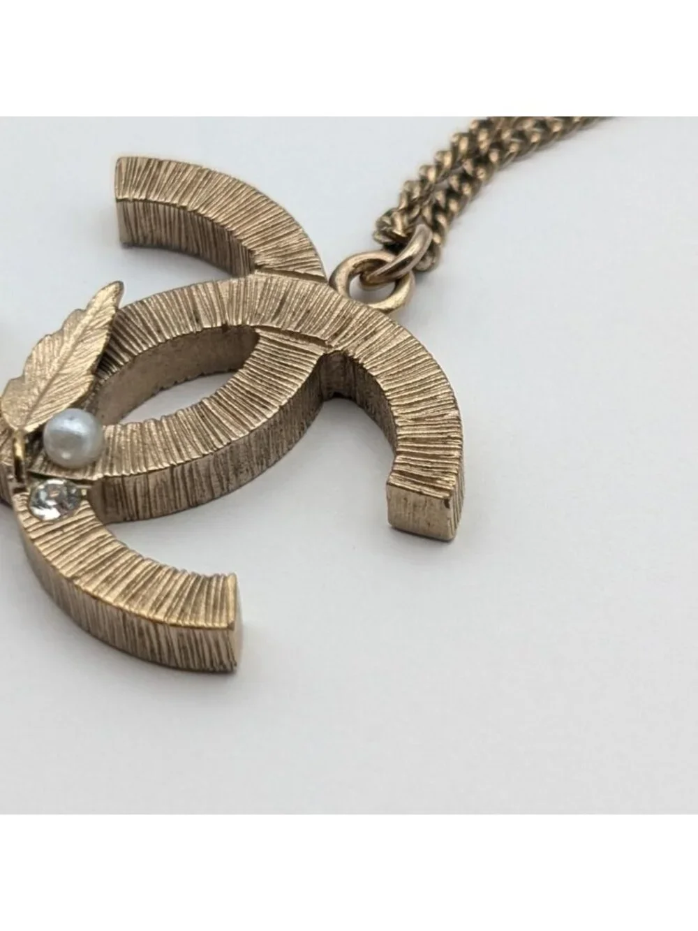 Chanel CC Logo Feather Faux Pearl Rhinestone Gold Necklace